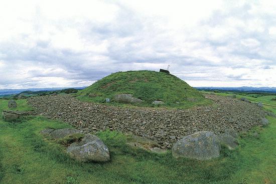 Cairnpapple Hill hi-res image